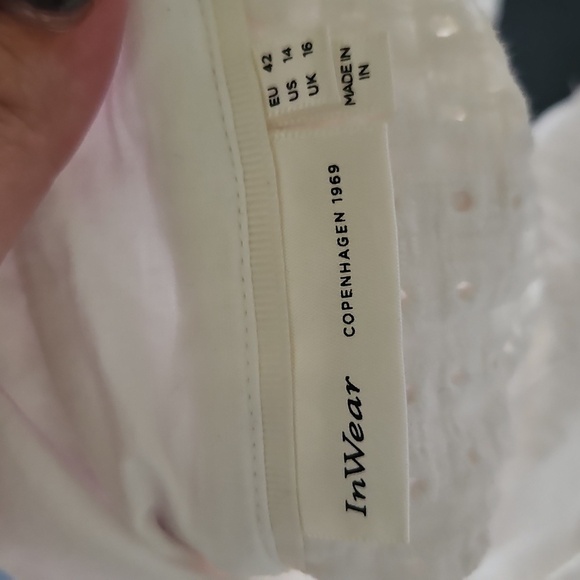 Elegant White Eyelet Blouse - Picture 3 of 3